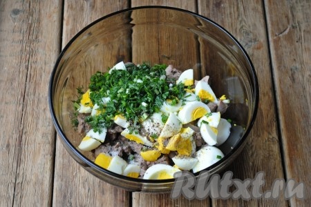 Печень, яйца и зелень соединить в миске, посолить и поперчить по вкусу, перемешать.