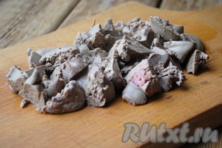 Куриную печень вымыть и очистить от плёнок. Выложить в кипящую подсоленную воду и отварить с момента повторного закипания 3 минуты (до полуготовности) на небольшом огне. Отваренную печень немного остудить, снова промыть и нарезать крупными кусочками.