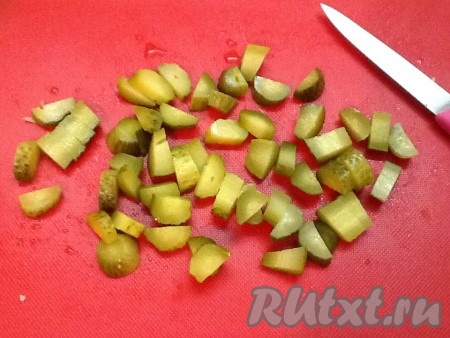 Перекладываем телятину в салатник и нарезаем огурцы.