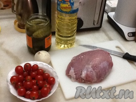 Подготовим необходимые продукты для приготовления салата из телятины с помидорами черри и огурцами.