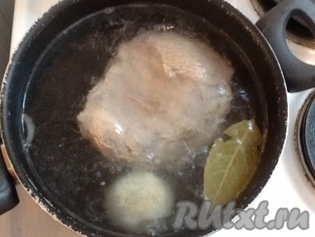 Моем телятину, кладём в кастрюлю и заливаем водой. Ставим на огонь. Доводим до кипения, солим, добавляем целую луковицу и лавровый лист. Убавляем огонь и варим мясо 40 минут.