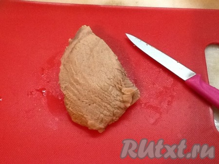 Нарезаем телятину на кубики.