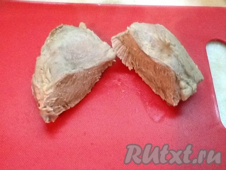 Когда мясо сварится, достаём его, остужаем и отрезаем кусок, необходимый для салата. Из оставшегося бульона и мяса можно приготовить суп.