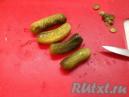 Перекладываем телятину в салатник и нарезаем огурцы.