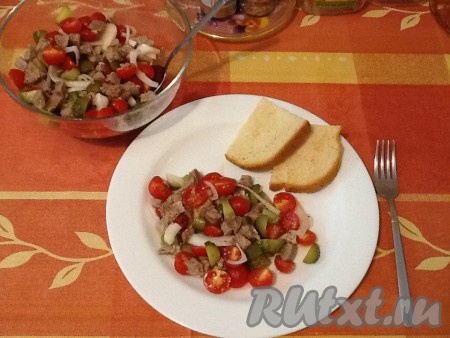 Салат из телятины с черри и огурцами