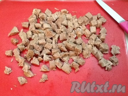 Нарезаем телятину на кубики.