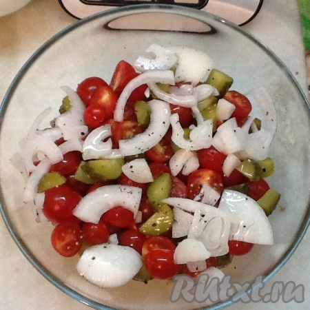 Отправляем черри в салатник вместе с маринованным луком. Лук уже пропитался маринадом. Немного солим, перчим и заправляем подсолнечным маслом.