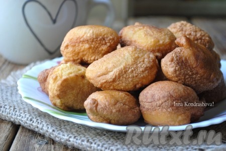 Жареные бананы выложить на бумажное полотенце, чтобы избавится от лишнего масла. 