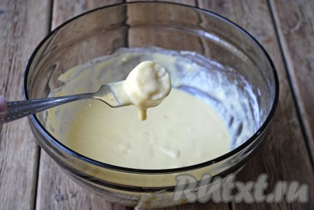 В небольшую кастрюлю или сотейник налить достаточное количество растительного масла и хорошо его разогреть. Каждый ломтик банана обмакнуть в кляр и отправить в кипящее масло.&nbsp;
