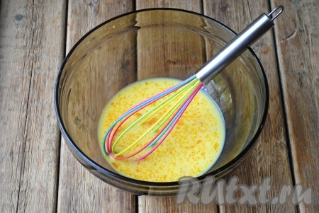 В миску налить молоко комнатной температуры, вбить яйцо и добавить сахарную пудру, взбить с помощью венчика до однородной массы.&nbsp;
