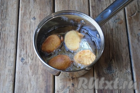 Жарить бананы в кляре на небольшом огне до золотистого цвета с двух сторон (по 1-1,5 минуты с каждой стороны).&nbsp;
