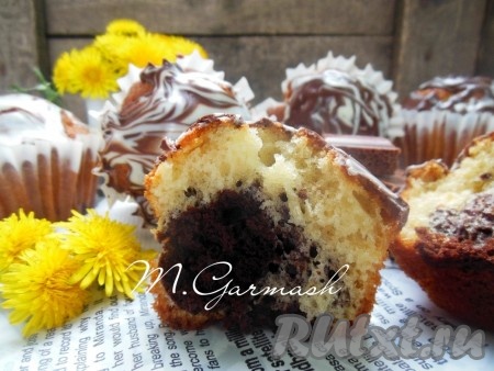 По вкусу такие двухцветные кексы легкие, воздушные, в меру сладкие. К тому же детям очень нравится сочетание в рецепте белого и шоколадного теста.
