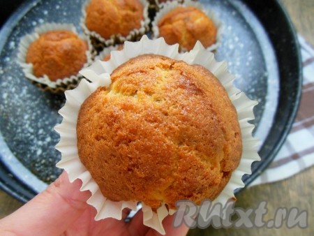 Выпекайте двухцветные кексы в заранее разогретой духовке при температуре 170 градусов около 25 минут.
