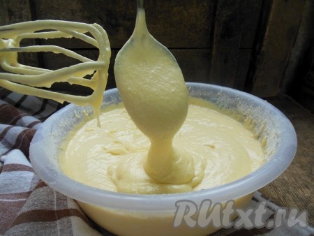 Готовое тесто напоминает домашнюю густую сметану, легко стекает с ложки.
