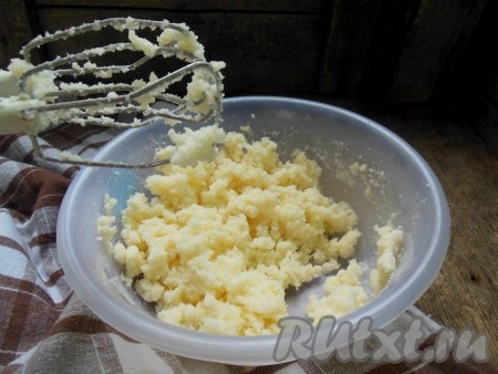 Взбейте масло с сахаром на низких оборотах миксера в течение пары минут.
