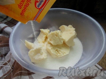 В миску добавьте сахар, ванильный сахар и сливочное масло комнатной температуры.
