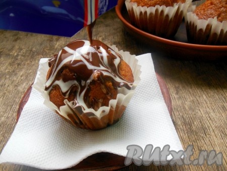 Слегка прижмите пальцами, чтобы глазурь соединилась и при выдавливании на готовое изделие вытекали сразу два цвета. Отрежьте уголок от пачки и нанесите на кексы. Готовая глазурь быстро застывает на изделиях, не липнет, не крошится при нарезке. Кексы выглядят с ней очень нарядно.