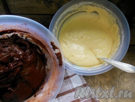 Размешайте какао в тесте до однородности вилкой или же используйте миксер. Тесто&nbsp;с какао получится более густым, чем белое тесто. 
