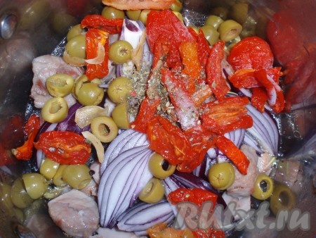 Содержимое кастрюли посолить и поперчить по вкусу, добавить итальянские травы. Влить примерно 3/4 бульона или воды и тушить на маленьком огне до мягкости мяса.