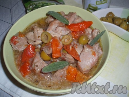 Аппетитная, вкусная индейка, тушеная с вялеными томатами и оливками, готова.
