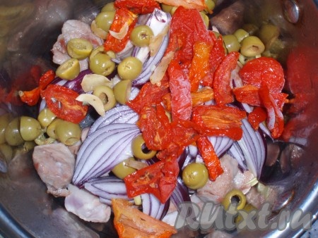 Добавить к мясу лук, оливки и вяленые томаты.
