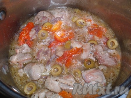 По желанию соус можно загустить. Для этого, когда мясо будет почти готово, тщательно размешать муку с оставшимся бульоном и добавить к мясу. Тушить еще минут 10.
