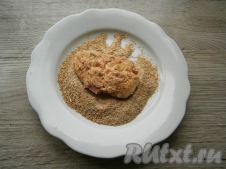 Влажными руками сформировать небольшие котлеты, аккуратно обвалять их со всех сторон в сухарях.
