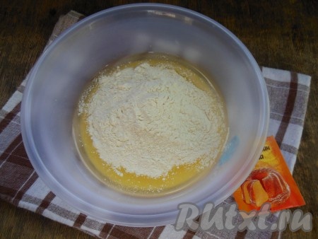 Добавьте просеянную муку и разрыхлитель, замесите тесто.
