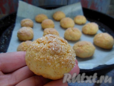 Выпекайте в заранее разогретой духовке при температуре 170-180 градусов минут 25-30 минут. Остудите и подавайте к чаю, кофе. Такое печенье, замешанное на кефире и растительном масле, становится еще вкуснее на второй день, поэтому очень часто я пеку его вечером.