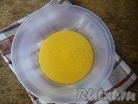 Вилкой взбейте содержимое миски до однородного состояния.
