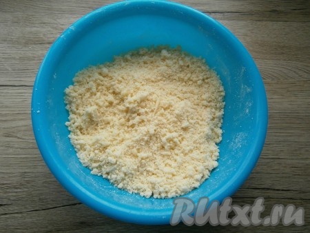 Руками тщательно перетереть масло с мукой и сахаром в мелкую крошку.