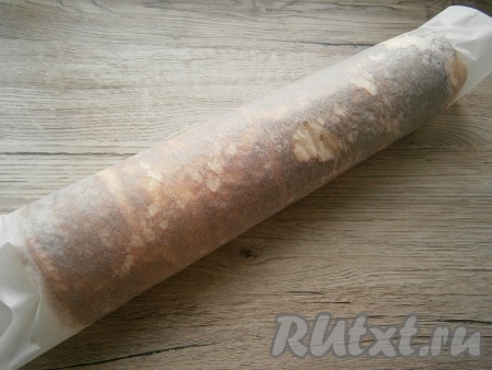 Горячий корж прямо в пергаменте свернуть и оставить до остывания в таком положении. Если у вас мало времени, корж можно разворачивать теплым.
