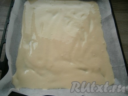 Противень застелить пергаментом, смазать растительным маслом. Вылить тесто, разровнять его ложкой по размеру противня.
