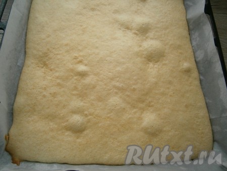 Духовку разогреть до 180 градусов. Выпекать корж около 5-8 минут. Смотрите по своей духовке, когда поверхность коржа не будет липнуть к пальцам, - он готов.