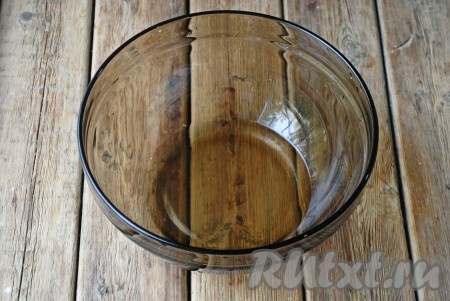 Рассол комнатной температуры влить в миску подходящего размера. 