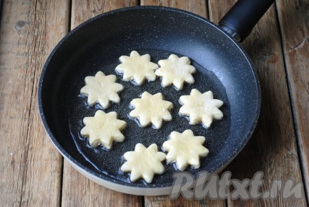 В сковороду налить достаточное количество растительного масла и хорошо разогреть его. Выложить заготовки и обжарить на среднем огне по 2 минуты с каждой стороны (до красивого румяного цвета).&nbsp;
