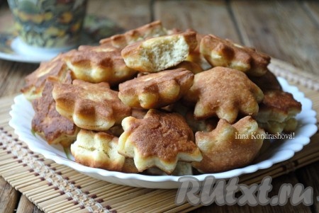 По желанию, пышки, приготовленные на рассоле на сковороде, присыпать сахарной пудрой. 