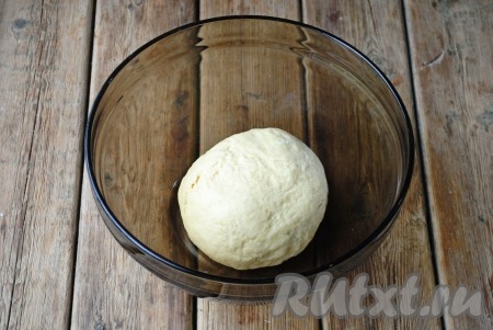 Постепенно добавляя просеянную муку, замесить эластичное, мягкое, не липнущее к рукам тесто. Выложить тесто в миску и, накрыв полотенцем, оставить минут на 20 при комнатной температуре. 