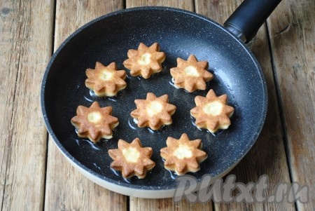 Готовые пышки снять со сковороды и сразу выложить на бумажное полотенце, чтобы убрать остатки растительного масла.&nbsp;
