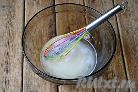 К рассолу добавить сахар и щепотку соли, хорошо перемешать.&nbsp;
