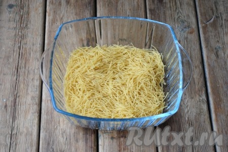 Вермишель высыпать в миску и залить крутым кипятком. 