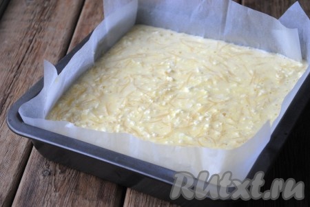 Форму для выпечки (у меня размер формы 20х20 см) застелить пергаментом и выложить тесто. 