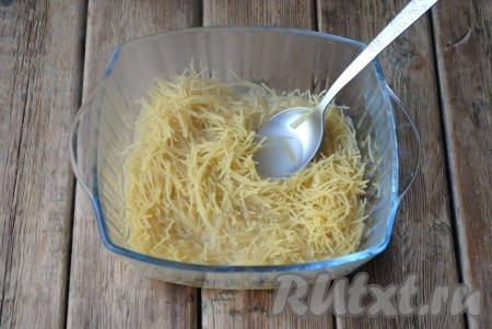 Перемешать вермишель и отставить в сторону. Пока мы будем заниматься остальными ингредиентами, вермишель должна размягчиться, набухнуть, но при этом остаться полуготовой.
