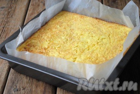 Готовить творожную запеканку с вермишелью в духовке, разогретой до 180 градусов, до готовности (около 30-35 минут). Поверхность готовой запеканки должна стать румяной, без мокрых участков.&nbsp;
