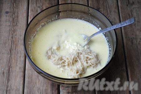В яично-творожную смесь добавить запаренную вермишель (если вода в вермишель впиталась не вся, тогда, перед добавлением вермишели в яично-творожную смесь, откиньте её на сито).&nbsp;
