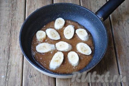 В готовую карамель выложить кусочки бананов и обжарить по 1 минуте с каждой стороны на небольшом огне.&nbsp;
