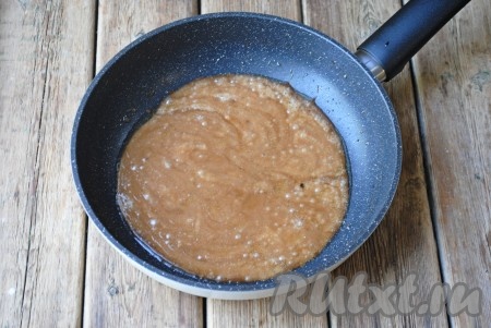 Когда сироп станет густеть и пениться, нужно убавить огонь до минимального и готовить карамель ещё 2-3 минуты (до характерного карамельного цвета), помешивая.&nbsp;
