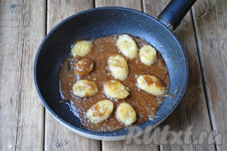 Бананы, жареные в карамели, должны стать мягкими (но в тоже время не потерять свою форму) и пропитаться карамельным вкусом.&nbsp;
