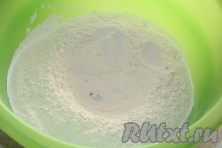 Муку просеять и соединить с солью. Сделать в муке лунку.