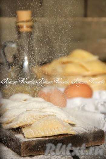 Равиоли можно приготовить впрок и заморозить их в морозилке.
